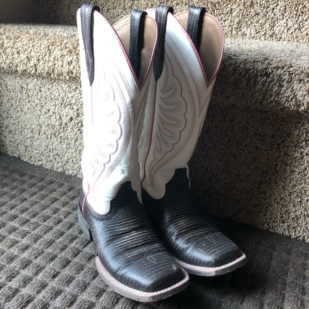 Size 8B Women’s Ariat Boots